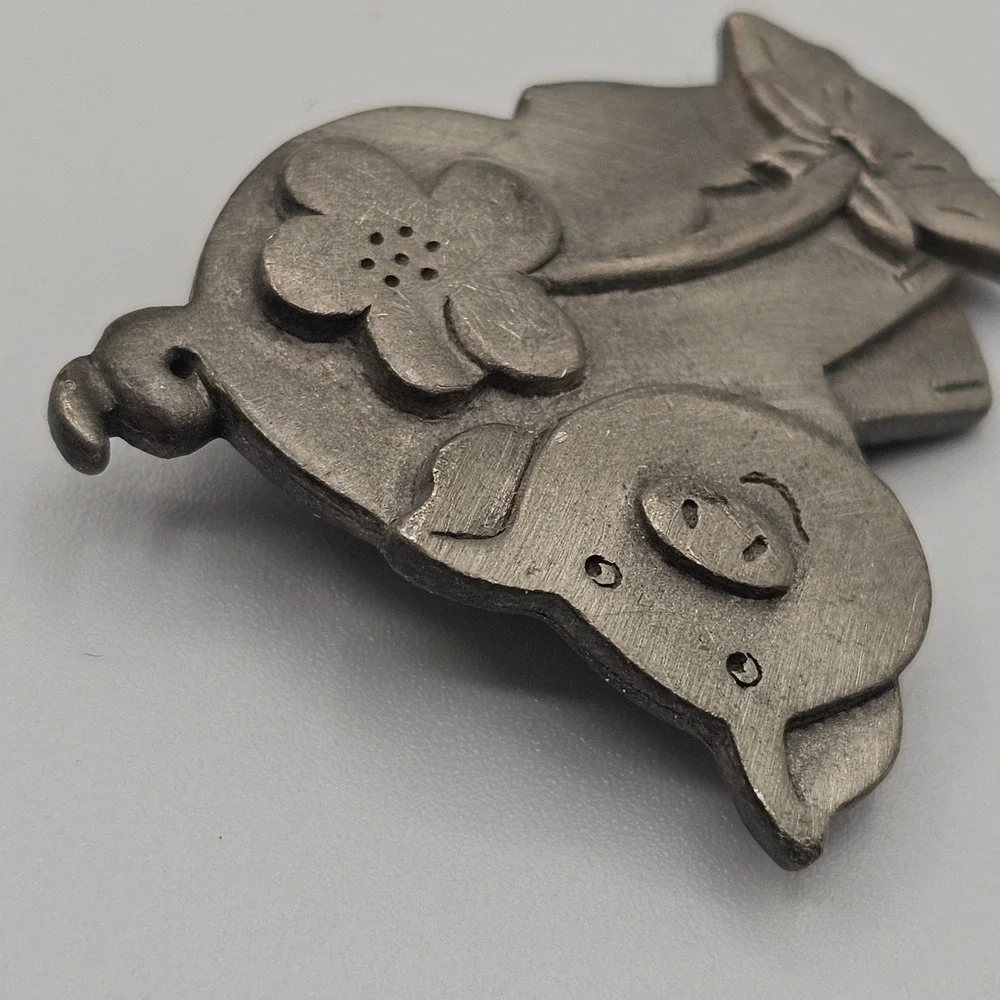 Pewter‎ Pig Brooch Vintage 1998 Flower Lapel Pin Signed Mali Farm Barn Animal